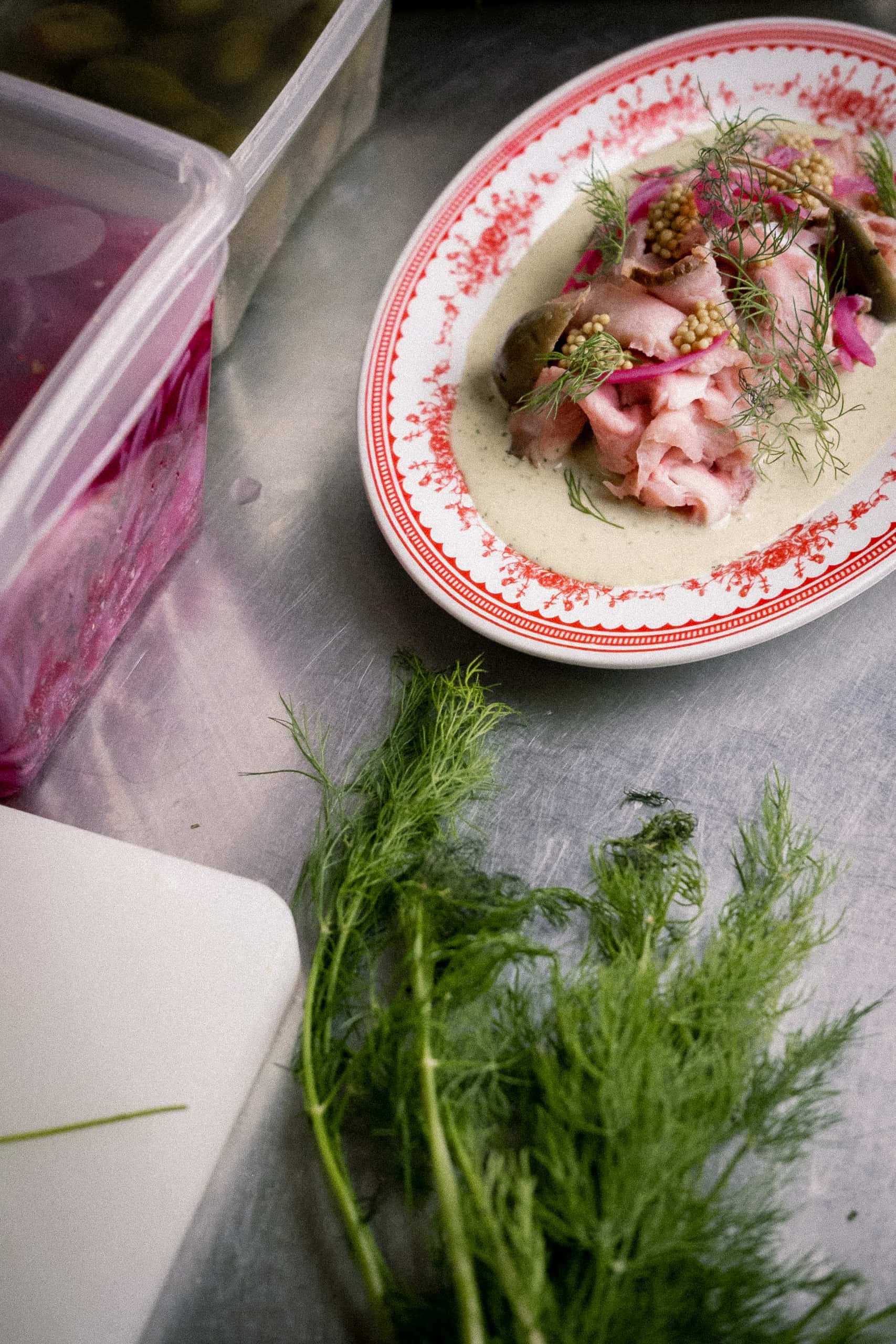 Vitello tonnato, câprons frais et pickles d'oignons rouges