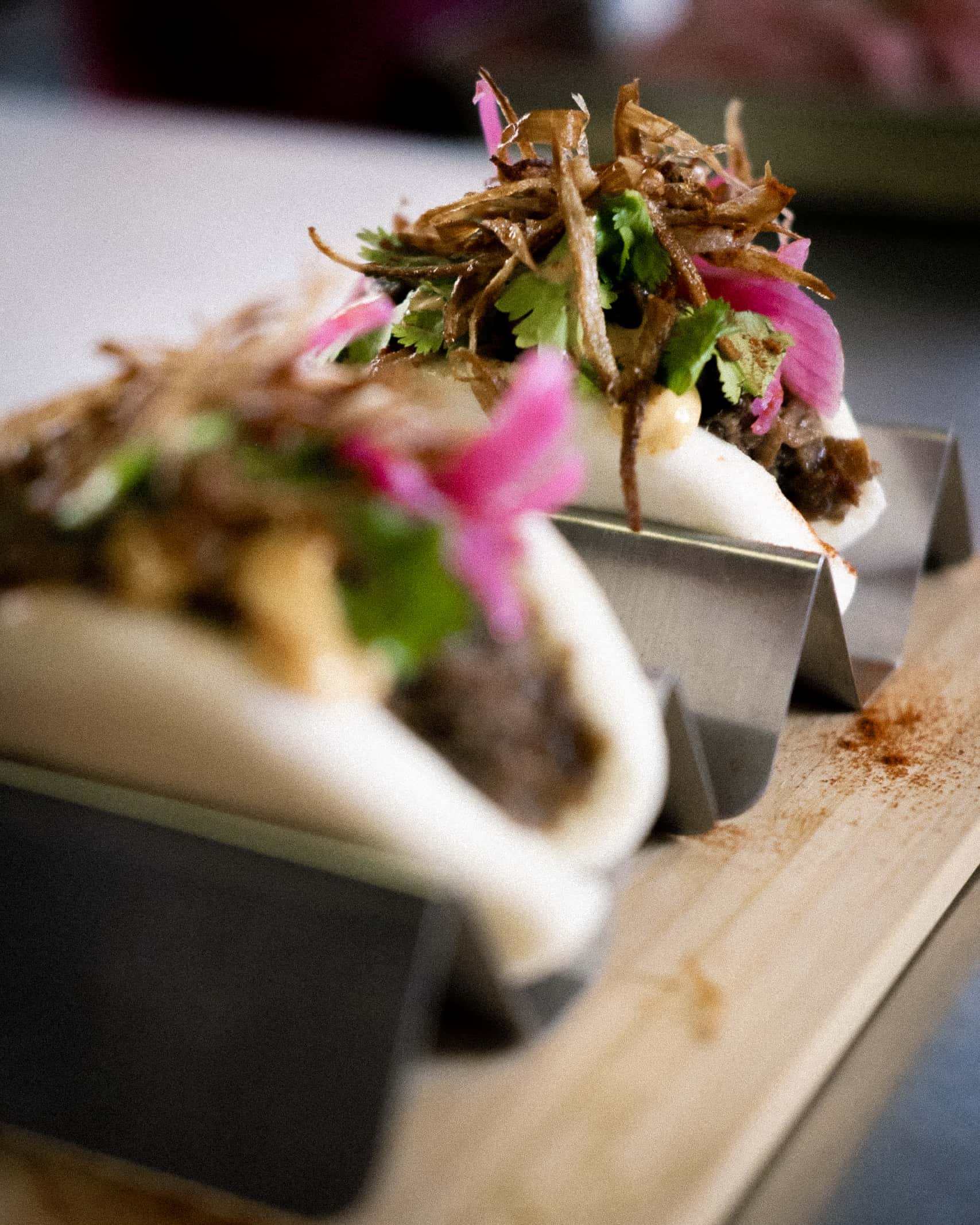 Baos, porc effiloché, pickles, coriandre